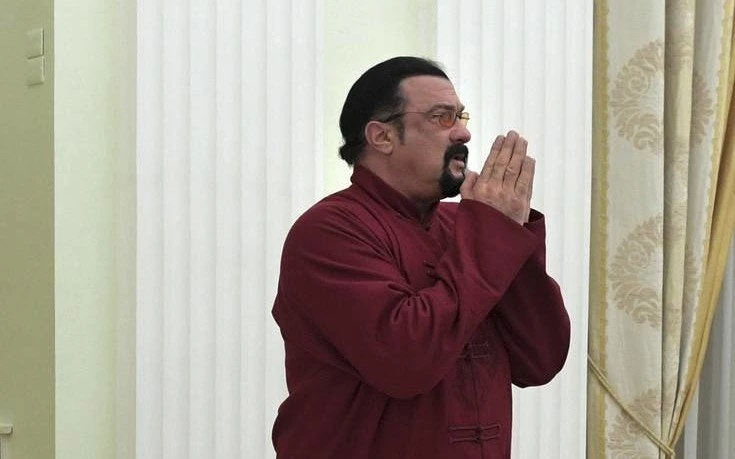 Ο Στίβεν Σιγκάλ διαφημίζει το νέο κρυπτονόμισμα Bitcoiin2Gen (βίντεο)